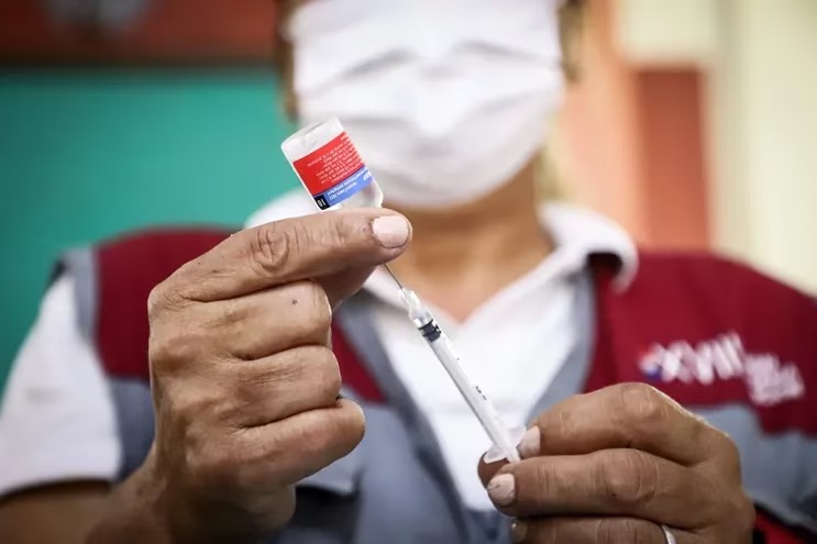 Campaña de vacunación contra covid, influenza y neumococo comienza el lunes