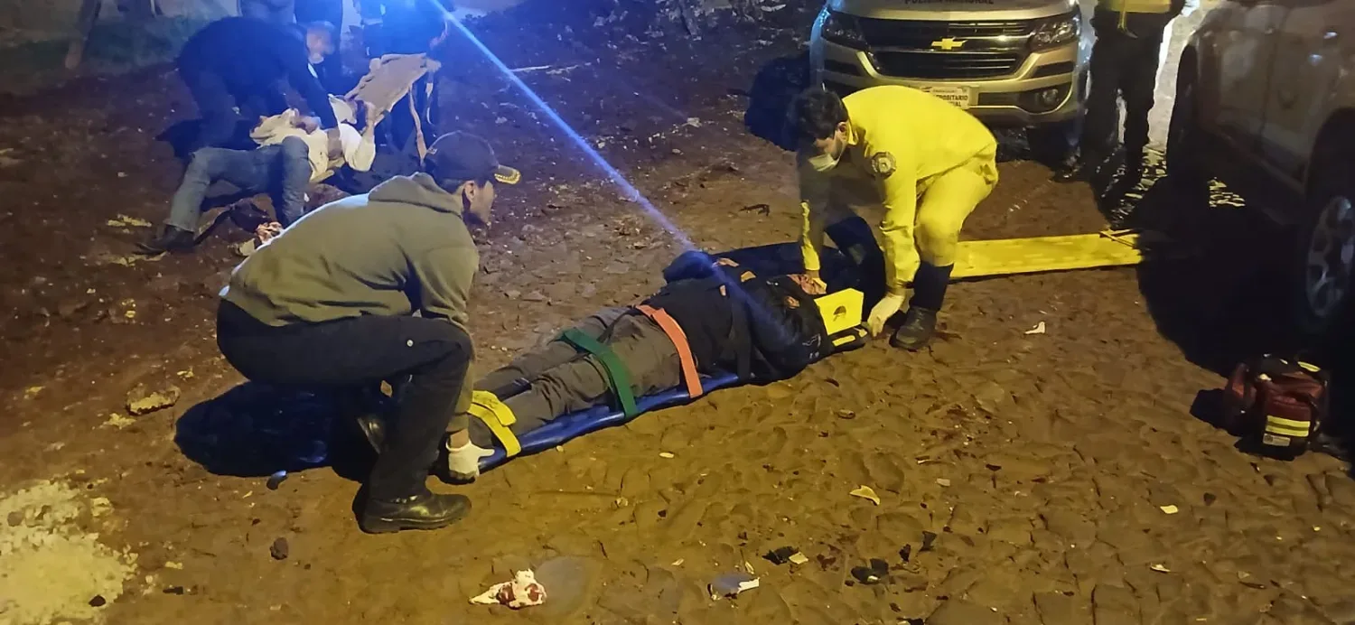 Accidente entre dos motos termina con ambos conductores hospitalizados.