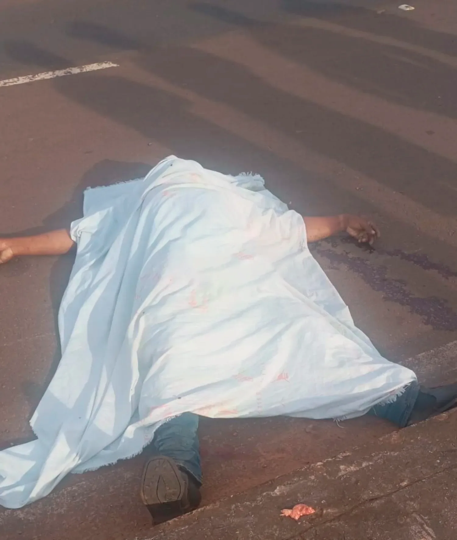 Motociclista fallece tras derrapar cuando un camión realizaba un adelantamiento
