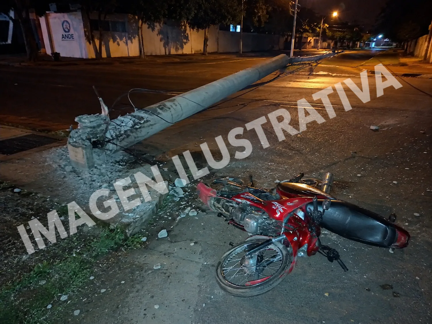 Una columna caída en la calle terminó en un violento accidente de motocicleta