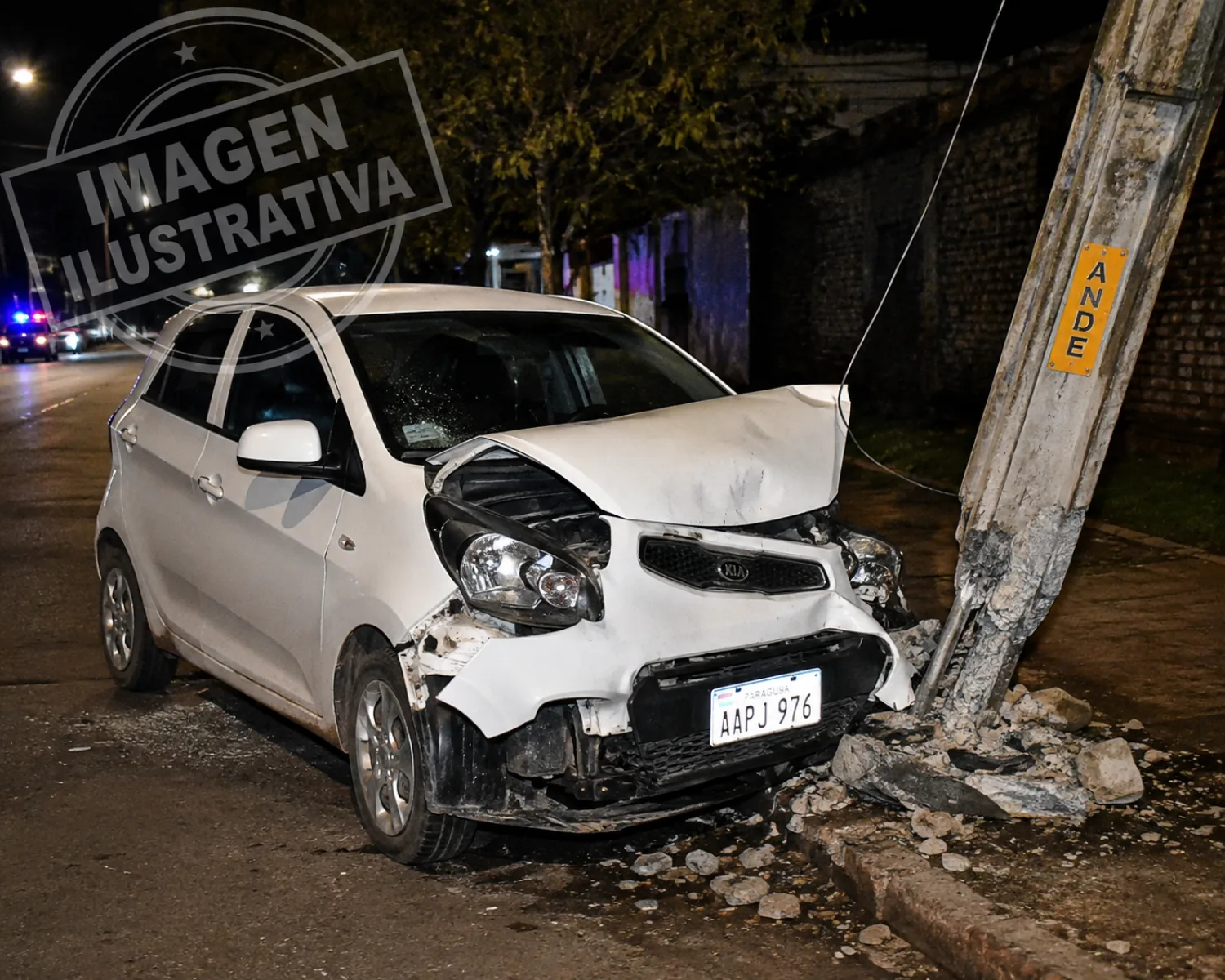 Tras esquivar una motocicleta, terminó contra una columna de la ANDE