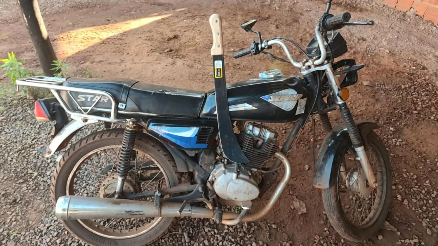 Insólito escape en Pedro Juan: su motocicleta no arrancó y dejó el machete tirado