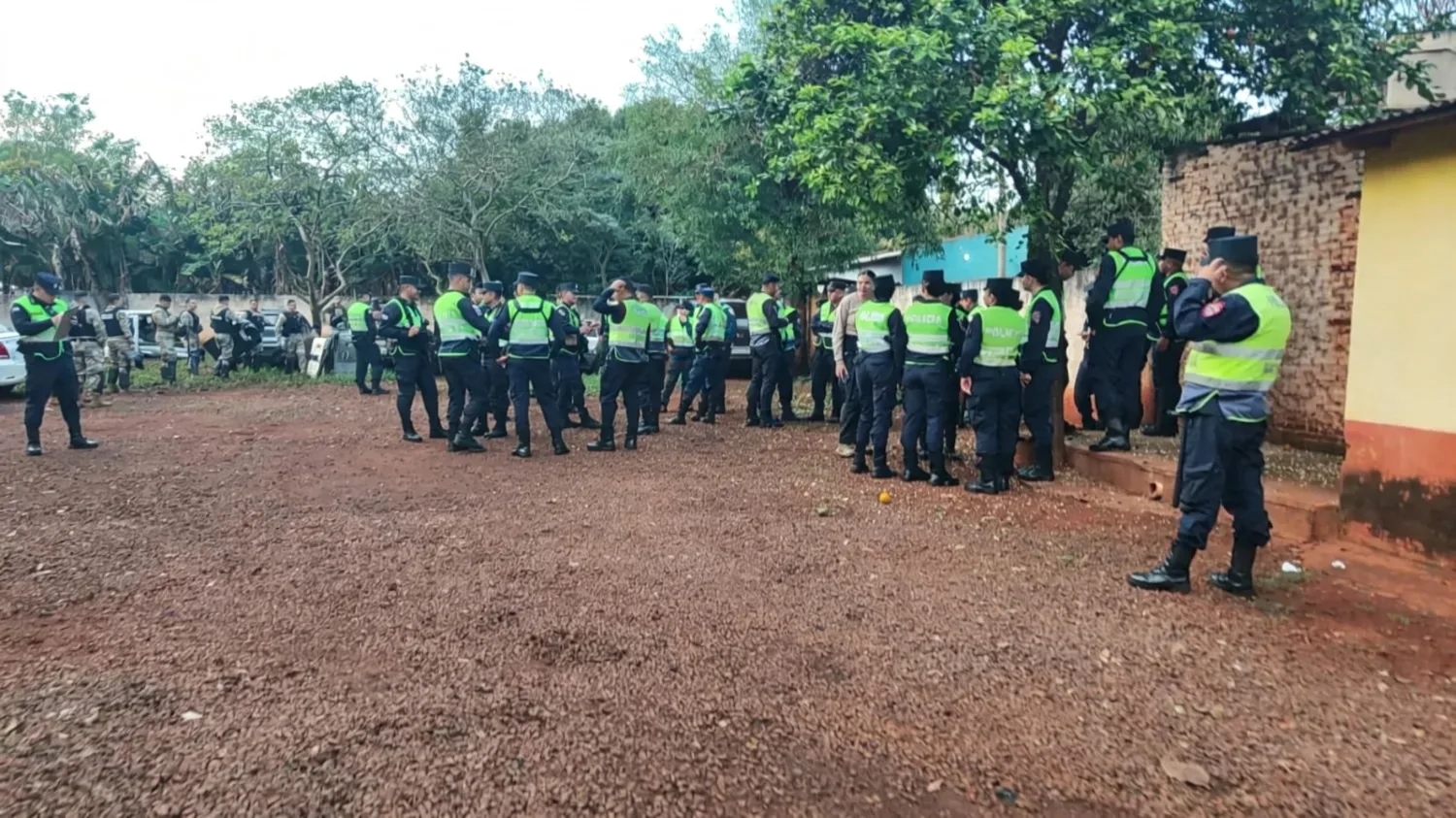 Unos 80 policías acompañaron procedimiento de desocupación en Yvypé