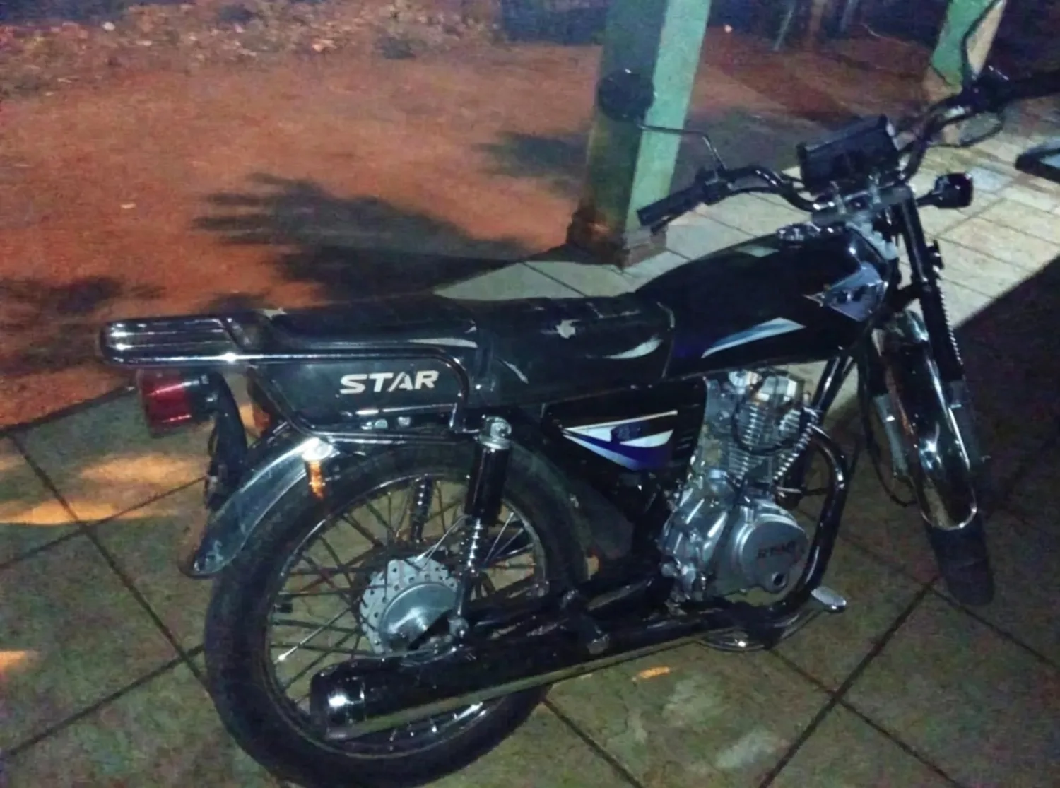 Escuchó ladrar a sus perros y descubrió que le habían hurtado la motocicleta