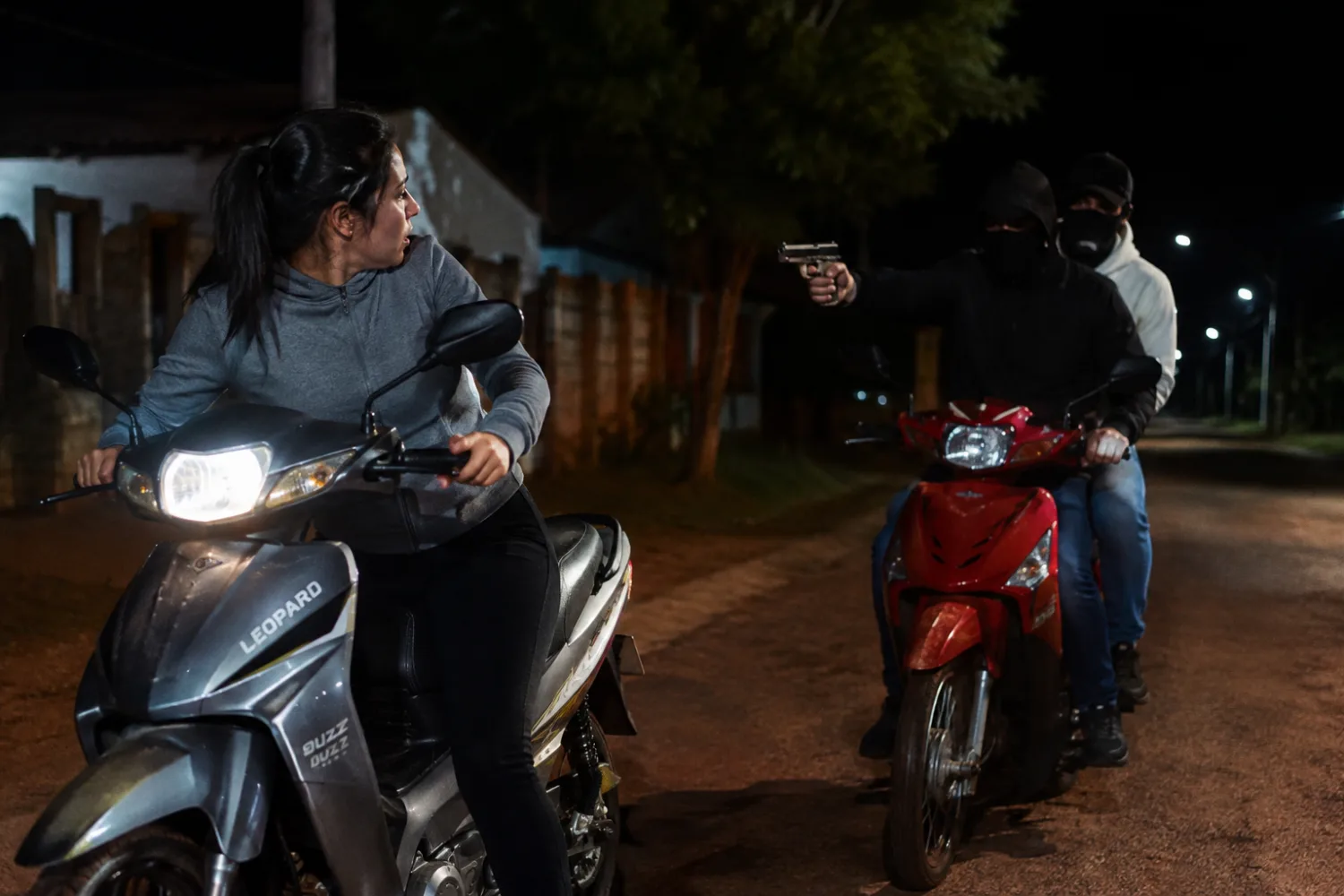 A punta de pistola, delincuentes despojan de su motocicleta a una joven
