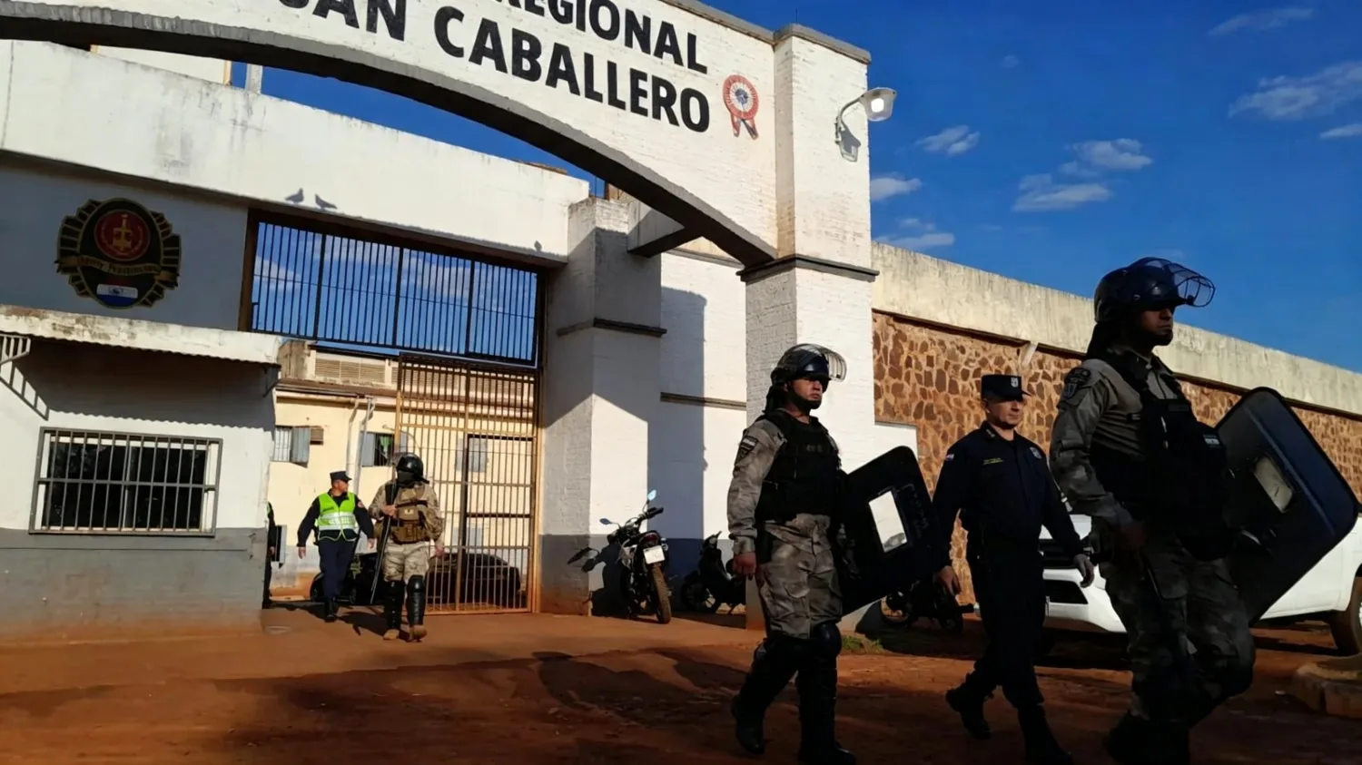 Incautan bebidas alcohólicas, drogas, celulares y cientos de estoques durante requisa