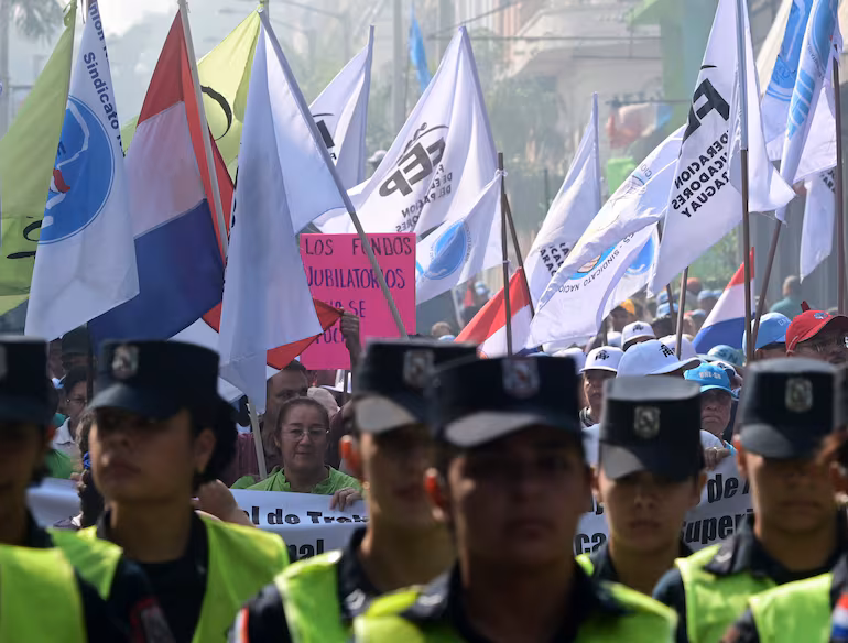 Docentes anuncian paro nacional y exigen reajuste salarial