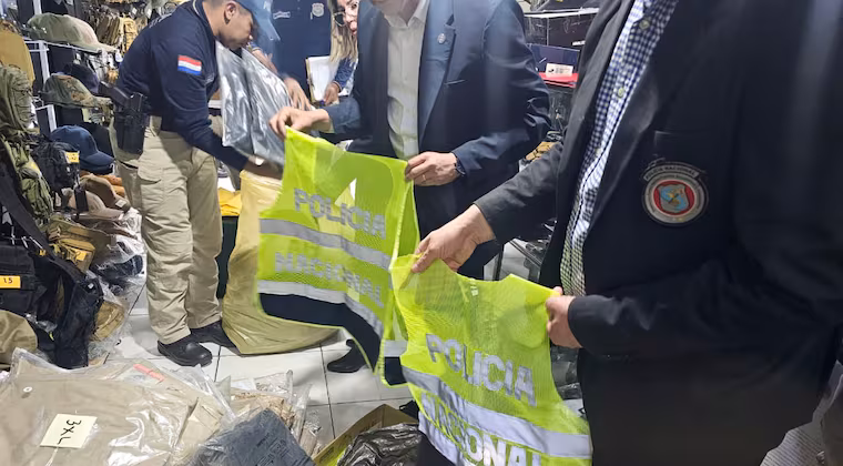 Incautan insignias falsificadas de la Policía, la Armada y otras entidades