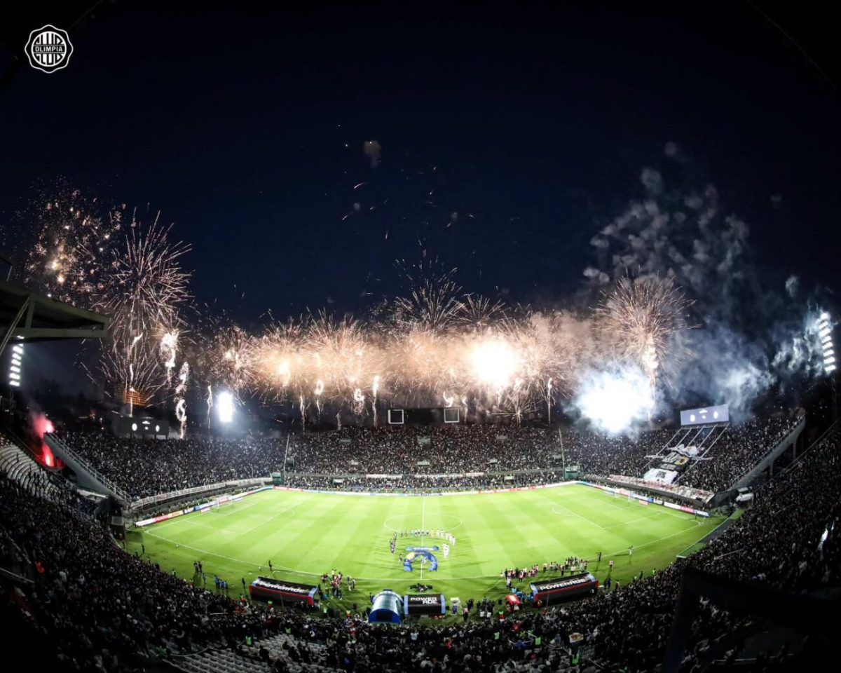 Conmebol multa a Olimpia por fuegos artificiales y advierte por inconducta a su jefe de prensa