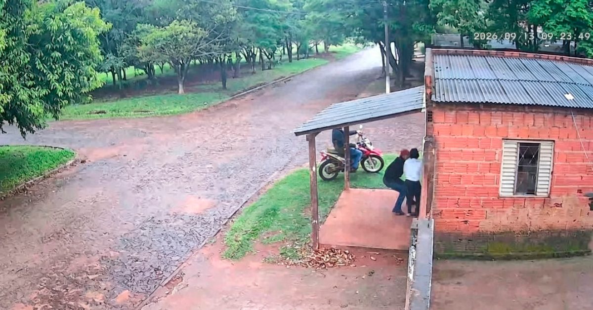 Motochorros asaltan a una mujer a plena mañana en Reyes Católicos