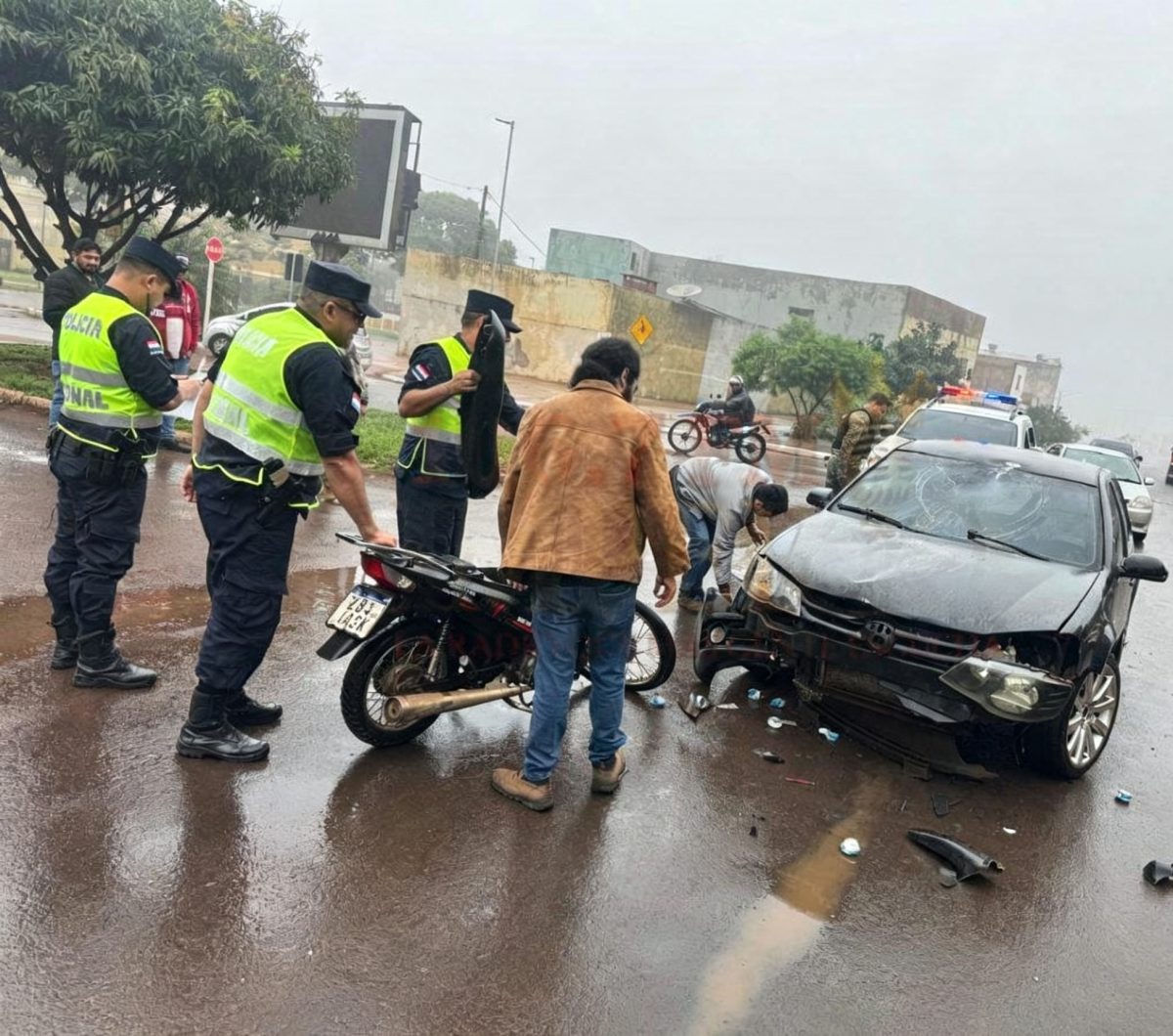 Choque entre automóvil y motocicleta deja a un brasileño gravemente lesionado
