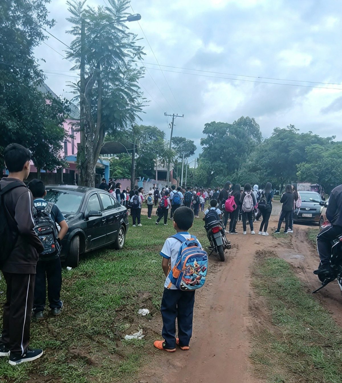 Padres reclaman por prolongada ausencia del director y cierran colegio en Fortuna Guazú