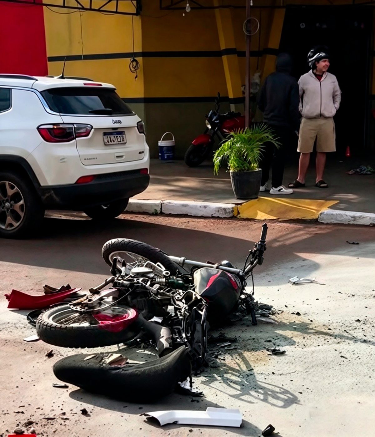 Motocicleta quedó totalmente incendiada tras choque en pleno Pedro Juan Caballero