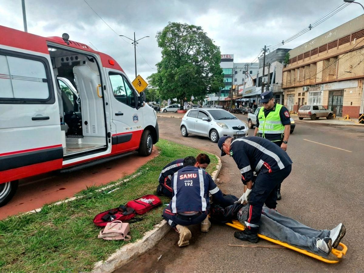 Motociclista resulta herida tras choque y el otro conductor huyó del lugar