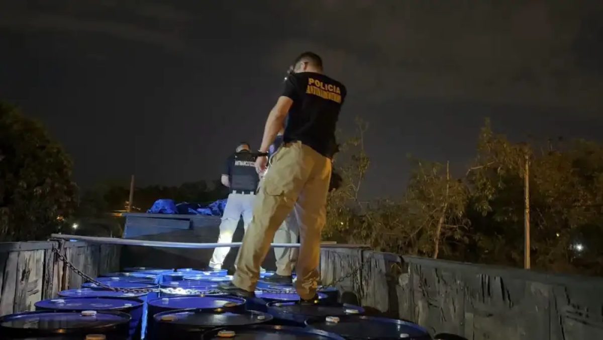 San Lorenzo: Incautan 50 barriles de insumos para cocaína y detienen a tres personas
