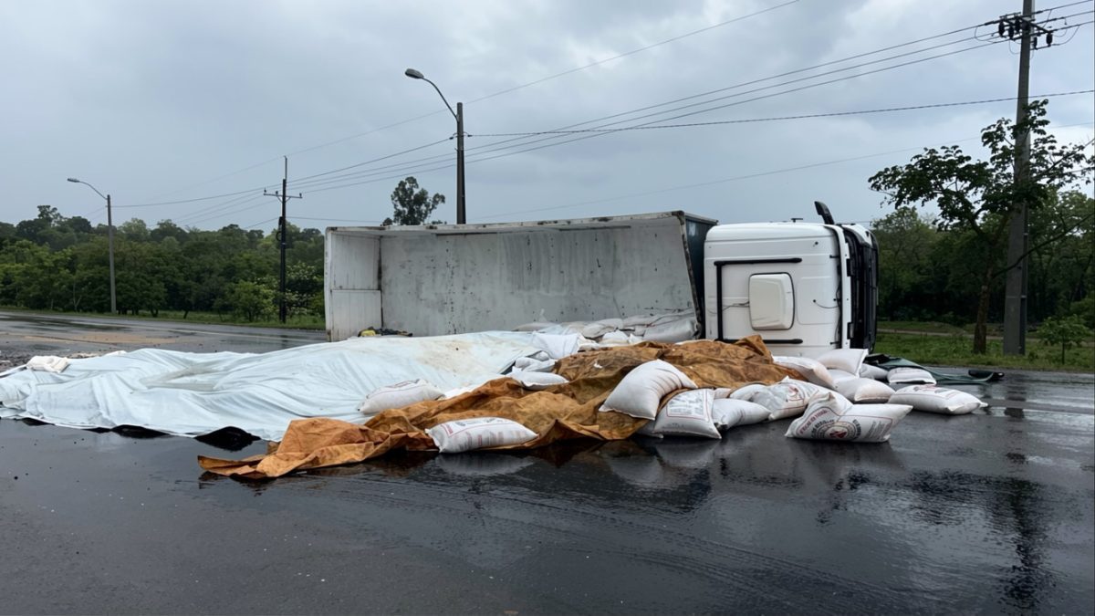 Un bache habría provocado el vuelco de un camión en Bella Vista Norte