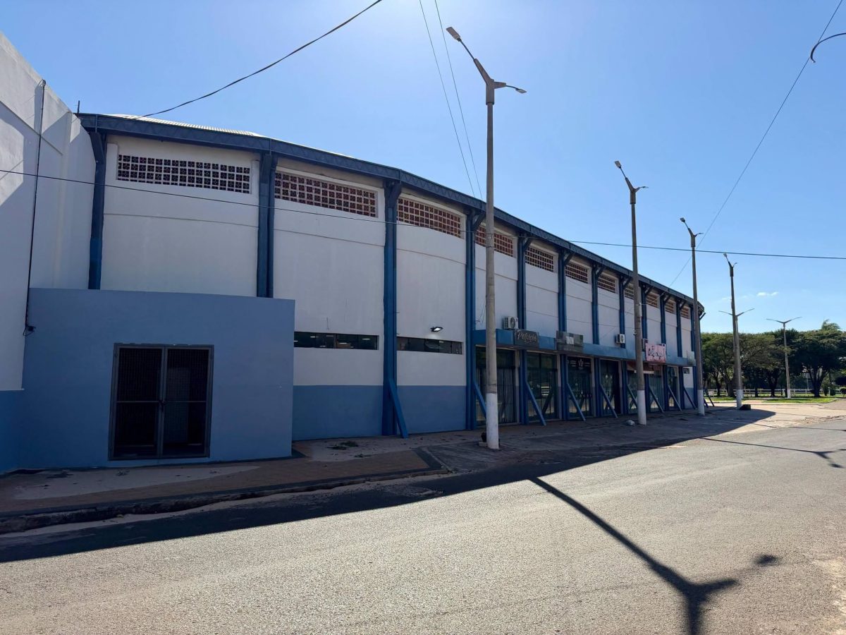 Estacionó cerca del Estadio Municipal y le desaparecieron varios objetos de su camioneta