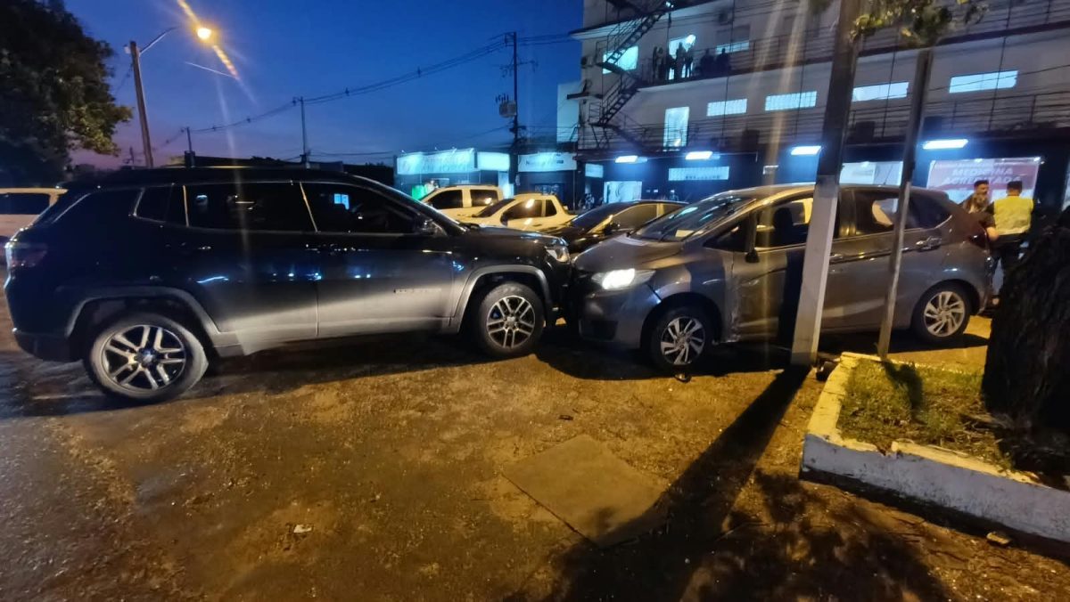 Colisión en una rotonda causa daños a cuatro vehículos en Pedro Juan Caballero