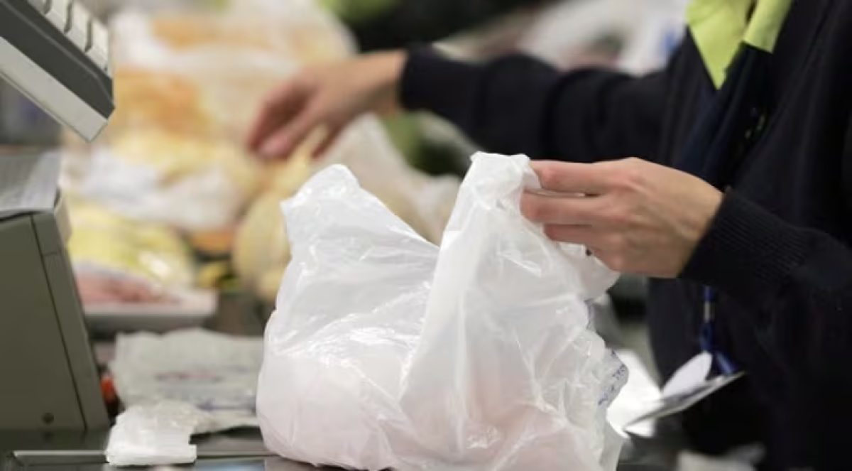 Buscan prohibir que comercios cobren por bolsas de plástico que lleven marca o logotipo
