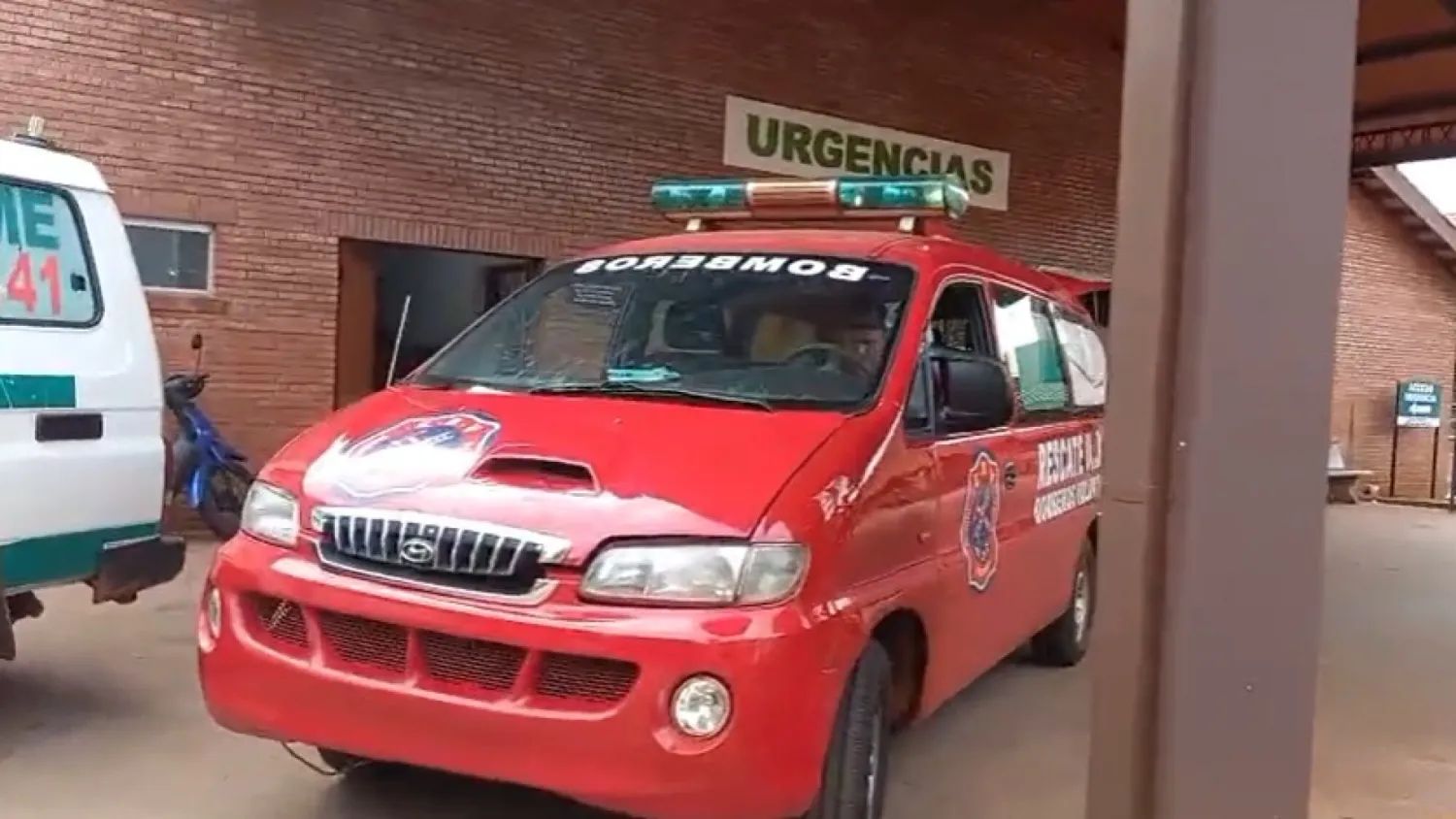 Grave accidente entre motos en barrio Obrero: uno de los conductores será trasladado a la capital